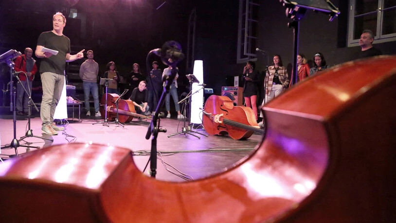 «Yes, don’t panic!»: Kontrabassist Marc Jenni (links) erklärt dem Publikum in der Churer Postremise die Idee des Partizipationsprojekts. «Yes, don’t panic!»: Kontrabassist Marc Jenni (links) erklärt dem Publikum in der Churer Postremise die Idee des Partizipationsprojekts.