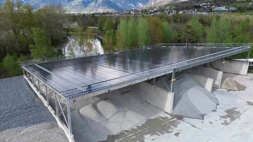 Lohnende Sache: Das Dach des Sortierplatzes im Kieswerks Untervaz produziert jetzt Strom. Lohnende Sache: Das Dach des Sortierplatzes im Kieswerks Untervaz produziert jetzt Strom.