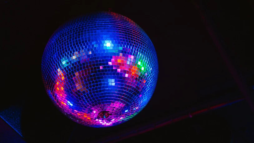 Fehlende Discokugeln: In der Surselva haben gerade Jugendliche und junge Erwachsene kaum Angebote wie Bars und Clubs. Fehlende Discokugeln: In der Surselva haben gerade Jugendliche und junge Erwachsene kaum Angebote wie Bars und Clubs.
