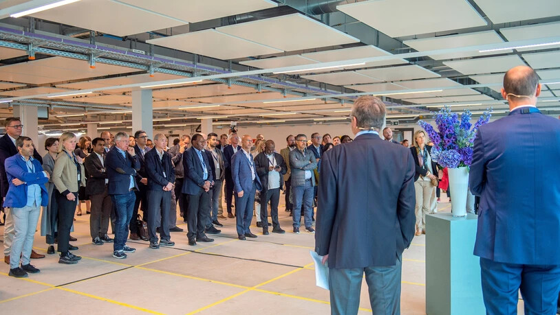 Grosses Interesse: Rund 70 Botschafterinnen und Botschafter aus aller Welt besuchen das Medtech-Unternehmen Hamilton. Grosses Interesse: Rund 70 Botschafterinnen und Botschafter aus aller Welt besuchen das Medtech-Unternehmen Hamilton.