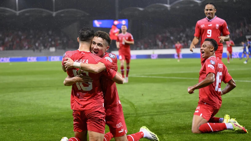 Wichtiges Tor: Granit Xhaka (links) wird nach seinem Treffer zum 2:0 gegen Andorra von Ruben Vargas umarmt. Dan Ndoye (kniend, rechts) und Noah Okafor wollen ebenfalls gratulieren.
