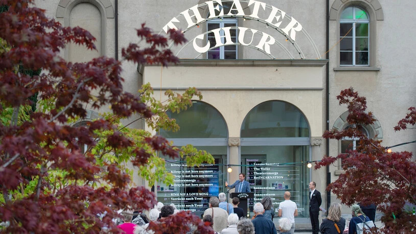 Begrüssung im Freien: Das Theater Chur begrüsst seine Gäste zur Spielzeiteröffnung traditionell vor dem Gebäude. Begrüssung im Freien: Das Theater Chur begrüsst seine Gäste zur Spielzeiteröffnung traditionell vor dem Gebäude.