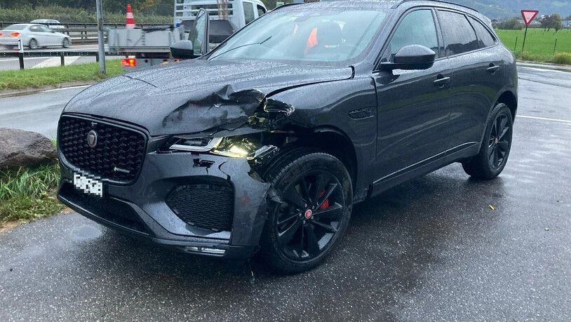 Nur ein kaputtes Auto: Beim ersten Auffahrunfall wird niemand verletzt.