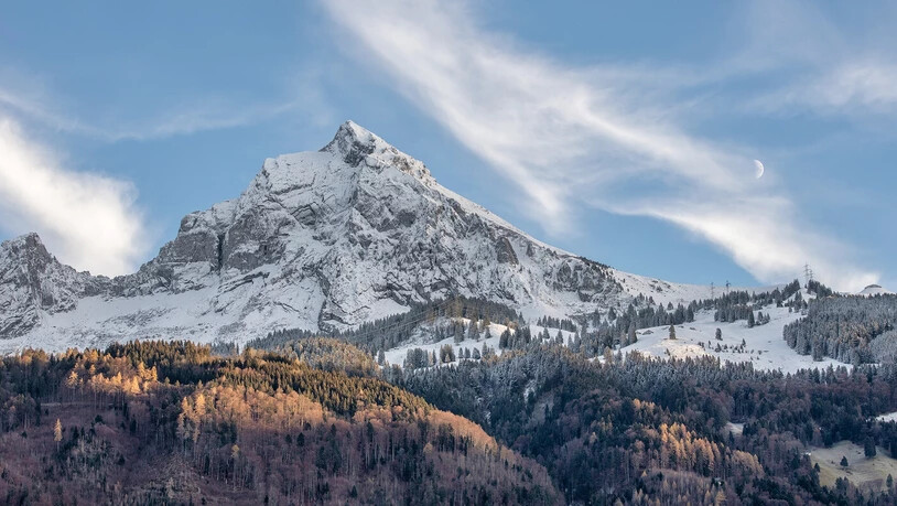 Nach einer kalten und nassen Nacht präsentiert sich der Fronalpstock in seiner schönsten Form und in Begleitung des aufgehenden Mondes.