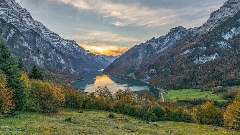 Eine Langzeitaufnahme eines Sonnenuntergangs mit Blick auf den Klöntalersee von der Schwammhöhe aus.