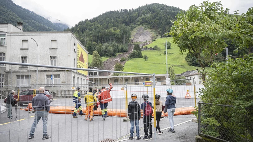 Teilweise nicht mehr ausgesperrt: Am Samstag öffnet die Gemeinde Glarus Süd einen Teil des abgesperrten Gefahrengebietes – bis sich die Situation wieder verschlechtern sollte. Teilweise nicht mehr ausgesperrt: Am Samstag öffnet die Gemeinde Glarus Süd einen Teil des abgesperrten Gefahrengebietes – bis sich die Situation wieder verschlechtern sollte.
