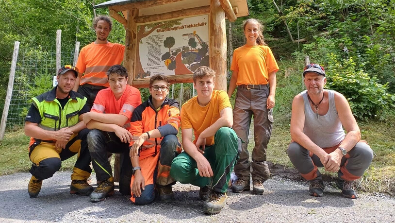 Nun ist das Werk vollbracht: Im neuen Waldlehrpfad steckt laut Mitteilung viel Herzblut der Lernenden und ihren Betreuern; Niklaus Lehmann (von links), Elia Studer, Mauro Hösli, Cornel Leuzinger, Pirmin Tschudi, Aurelia Darms und This Kamm.