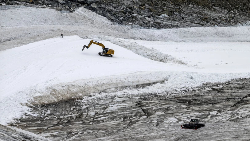 Umstritten: Ein einsamer Bagger bearbeitet die Gletscher-Weltcuppiste in Zermatt. Umstritten: Ein einsamer Bagger bearbeitet die Gletscher-Weltcuppiste in Zermatt.