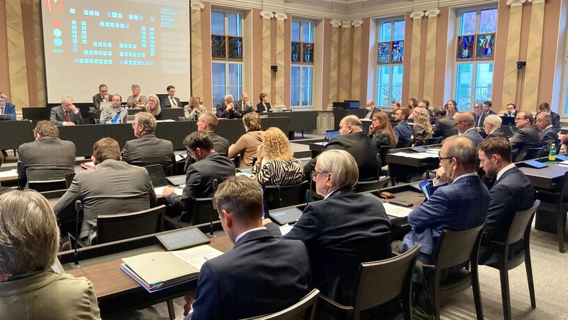Klare Entscheidung: Mit 44 zu 11 Stimmen wird die Frage der rechtlichen Zulässigkeit an eine Kommission überwiesen. Klare Entscheidung: Mit 44 zu 11 Stimmen wird die Frage der rechtlichen Zulässigkeit an eine Kommission überwiesen.