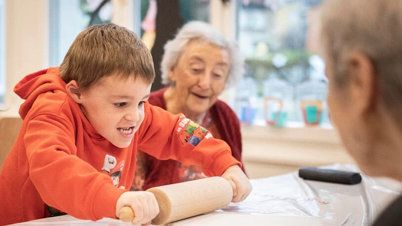 … basteln Kinder aus dem Kindergarten Erlen …