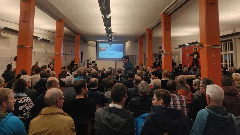Grosses Interesse: Der Raum im Linthpark in Linthal ist am Mittwochabend mit geschätzten 200 Besucherinnen und Besuchern sehr gut gefüllt.