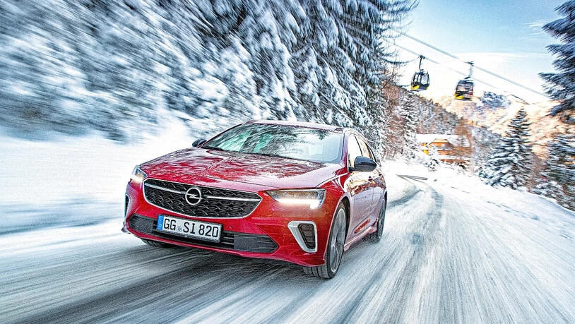 Fahren auf Schnee und Eis: Was die Winterausrüstung beim Auto angeht, gelten in jedem Land andere Vorschriften. Fahren auf Schnee und Eis: Was die Winterausrüstung beim Auto angeht, gelten in jedem Land andere Vorschriften.