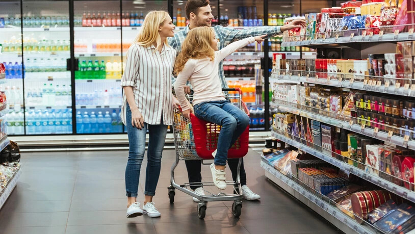 Eine Familie beim Einkauf: Schon bald türmen sich in allen Supermärkten die Weihnachtsartikel.
