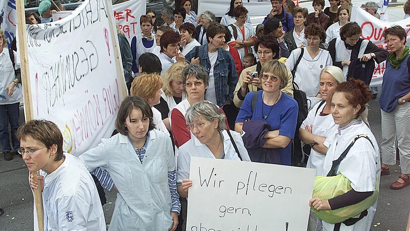 Gestern wie heute: Für bessere Arbeitsbedingungen in der Pflege wurde bereits 2001 vor dem Grossratsgebäude in Chur demonstriert, und das Thema beschäftigt auch aktuell. Gestern wie heute: Für bessere Arbeitsbedingungen in der Pflege wurde bereits 2001 vor dem Grossratsgebäude in Chur demonstriert, und das Thema beschäftigt auch aktuell.