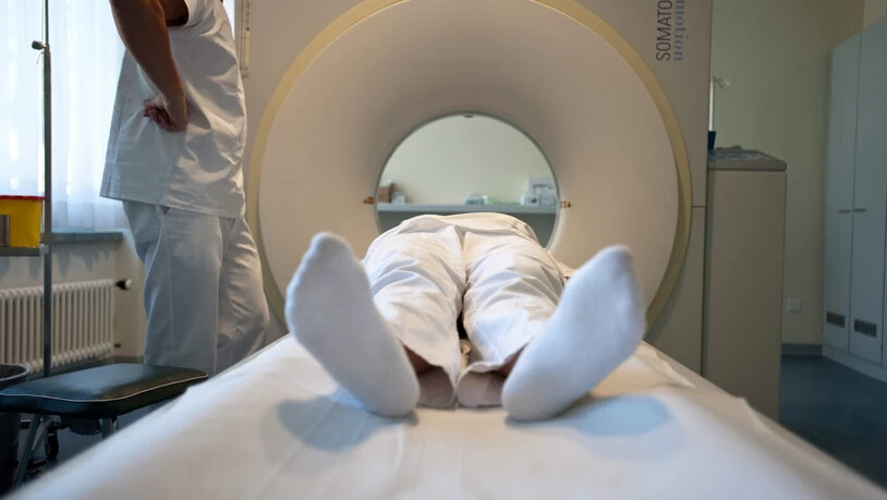 Computertomograf im Kantonsspital Glarus: Der Personalbestand des Kantonsspitals Glarus solle auf das Niveau anderer Spitäler sinken, hat der Verwaltungsrat beschlossen.
Computertomograf im Kantonsspital Glarus: Der Personalbestand des Kantonsspitals Glarus solle auf das Niveau anderer Spitäler sinken, hat der Verwaltungsrat beschlossen.