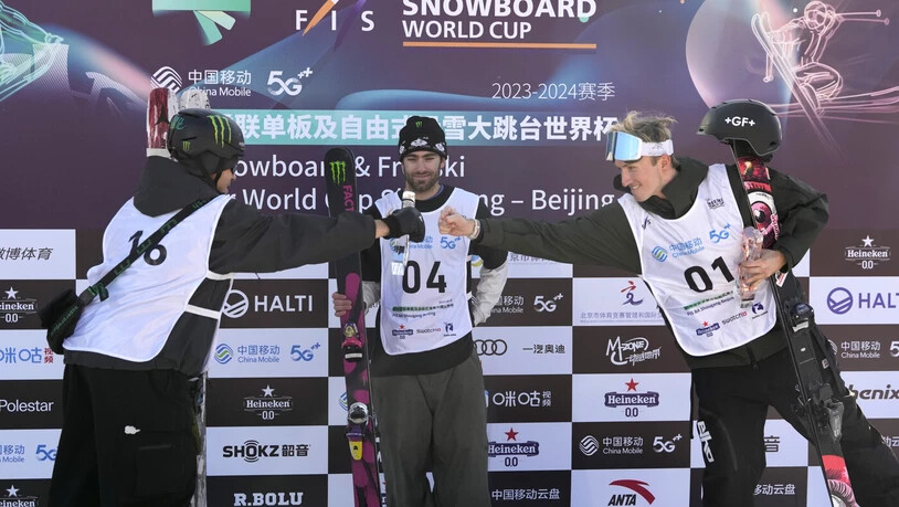 Fistbumb beim Big Air in Peking: Andri Ragettli (rechts) auf Rang 3 und der zweitplatzierte Kanadier Édouard Therriault beglückwünschen sich – beobachtet von Sieger Alexander Hall aus den USA. Fistbumb beim Big Air in Peking: Andri Ragettli (rechts) auf Rang 3 und der zweitplatzierte Kanadier Édouard Therriault beglückwünschen sich – beobachtet von Sieger Alexander Hall aus den USA.
