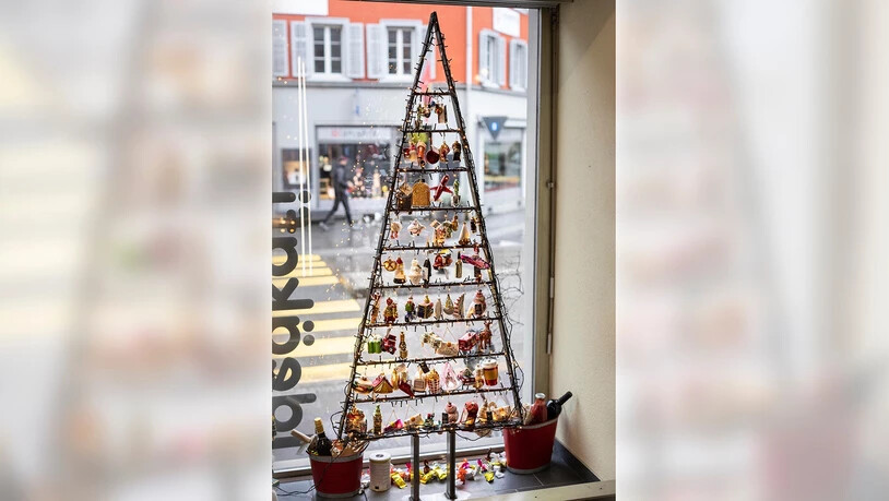 Aus Metall: Dieses Exemplar ist mit Lämpchen und vielen kleinen Weihnachtsbaum-Figürchen geschmückt.