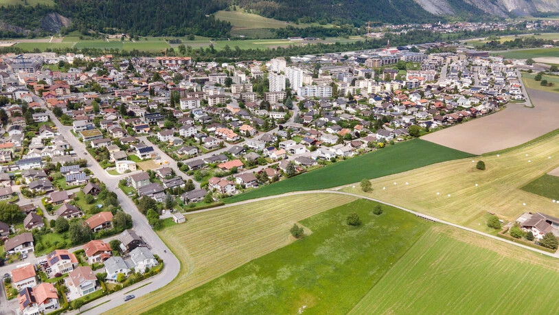 Streitpunkt: Die beiden Strassen Via Musel (links) und Via Sid (rechts) in Domat/Ems sollten miteinander verbunden werden. Streitpunkt: Die beiden Strassen Via Musel (links) und Via Sid (rechts) in Domat/Ems sollten miteinander verbunden werden.