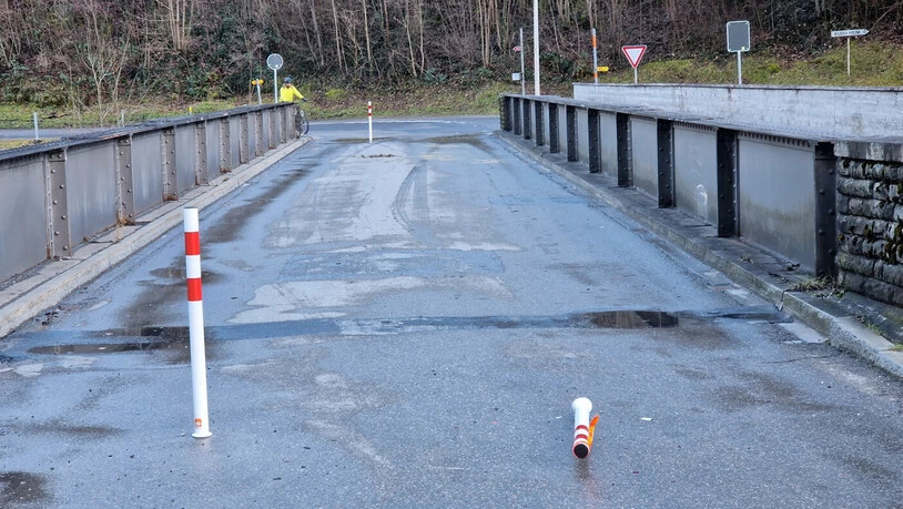 Freie Fahrt über die «gesperrte» Linthbrücke: Unbekannte haben zwei der vier Pfosten aus der Bodenverankerung herausgerissen. Freie Fahrt über die «gesperrte» Linthbrücke: Unbekannte haben zwei der vier Pfosten aus der Bodenverankerung herausgerissen.
