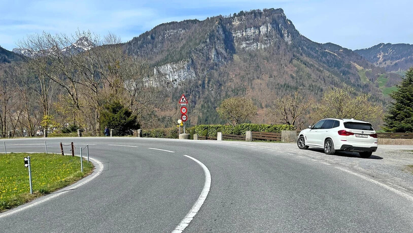 Blickführung als Thema: Während die Signalisation am rechten Strassenrand wahrnehmbar wird, folgt der Blick bereits nach links der Kurve.