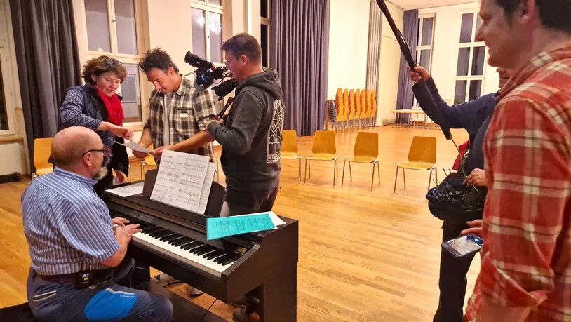 Dunja Kern und Marcel Frischknecht (sitzend) müssen erst einmal Salar Bahrampooris Stimmlage herausfinden. Dunja Kern und Marcel Frischknecht (sitzend) müssen erst einmal Salar Bahrampooris Stimmlage herausfinden.
