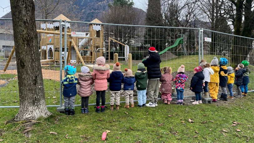 Kinder bleiben aussen vor: Seit Dezember ist der Spielplatz an der Bernhard-Simon-Strasse wegen einer Beschwerde abgesperrt. Kinder bleiben aussen vor: Seit Dezember ist der Spielplatz an der Bernhard-Simon-Strasse wegen einer Beschwerde abgesperrt.