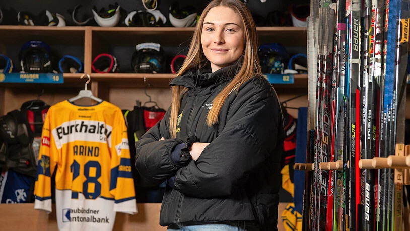 Professionelle Eishockeyspielerin: In der Garderobe – umgeben von Eishockeystöcken, Ausrüstungsgegenständen und ihrem Trikot – fühlt sich Leah Marino wohl. Professionelle Eishockeyspielerin: In der Garderobe – umgeben von Eishockeystöcken, Ausrüstungsgegenständen und ihrem Trikot – fühlt sich Leah Marino wohl.