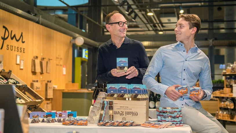 Die Marke wiederbeleben: Patrick (links) und Fabio Kohler stellen im Ladenlokal Pur Suisse in Chur die ersten Produkte der neuen Chocolat Grison vor, die unter anderem dort verkauft werden. Die Marke wiederbeleben: Patrick (links) und Fabio Kohler stellen im Ladenlokal Pur Suisse in Chur die ersten Produkte der neuen Chocolat Grison vor, die unter anderem dort verkauft werden.