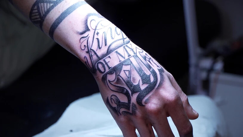 «King of myself»: Ein Kunde lässt sich beim Churer Tätowierer Ossy die Hand tätowieren. «King of myself»: Ein Kunde lässt sich beim Churer Tätowierer Ossy die Hand tätowieren.