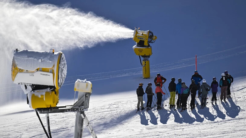 Für Schneesicherheit: Schneekanonen werden in vielen Skigebieten eingesetzt, damit auch in schneearmen Wintern skigefahren werden kann. Für Schneesicherheit: Schneekanonen werden in vielen Skigebieten eingesetzt, damit auch in schneearmen Wintern skigefahren werden kann.