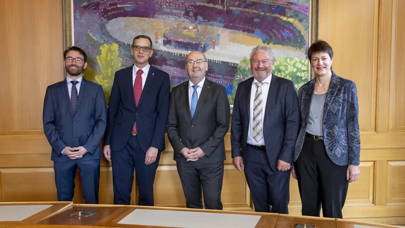 So sieht die Glarner Regierung künftig aus: Der neu gewählte Thomas Tschudi (von links) posiert am Sonntag mit Markus Heer, Kaspar Becker, Andrea Bettiga und Marianne Lienhard ein erstes Mal im Sitzungszimmer des Regierungsrates. So sieht die Glarner Regierung künftig aus: Der neu gewählte Thomas Tschudi (von links) posiert am Sonntag mit Markus Heer, Kaspar Becker, Andrea Bettiga und Marianne Lienhard ein erstes Mal im Sitzungszimmer des Regierungsrates.