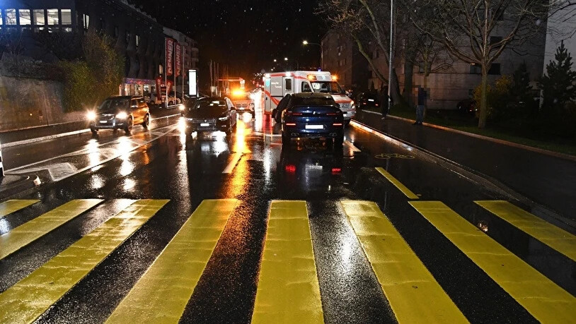Rettungskräfte im Einsatz: Bei dem Unfall in Chur wurde eine Fussgängerin auf die Gegenfahrbahn geschleudert. Rettungskräfte im Einsatz: Bei dem Unfall in Chur wurde eine Fussgängerin auf die Gegenfahrbahn geschleudert.