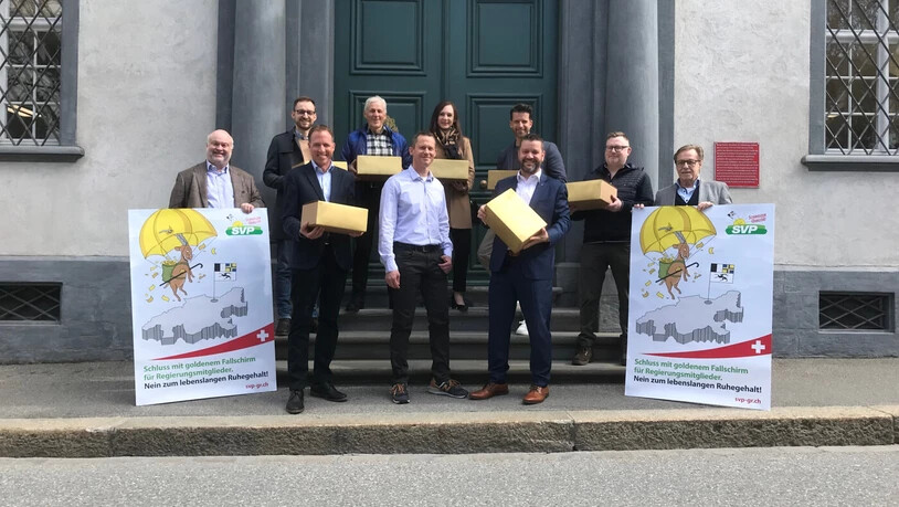 Das letzte Wort hat das Volk: Die SVP Graubünden hat ihre Initiative für die Abschaffung der Ruhegehälter am Freitag eingereicht. Das letzte Wort hat das Volk: Die SVP Graubünden hat ihre Initiative für die Abschaffung der Ruhegehälter am Freitag eingereicht.