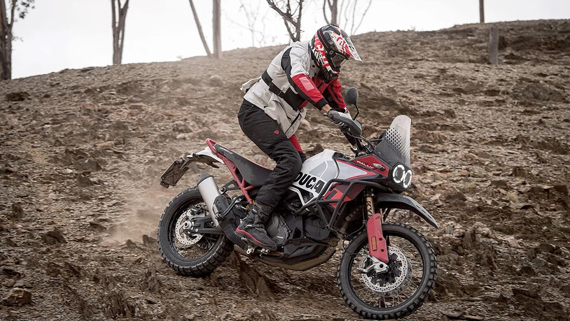 Über Stock und Stein: Die Desert X Rally von Ducati ist wie geschaffen für den Einsatz abseits befestigter Strassen. Über Stock und Stein: Die Desert X Rally von Ducati ist wie geschaffen für den Einsatz abseits befestigter Strassen.