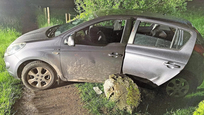 Nach Durchbrechen einer Polizeisperre und der Schussabgabe durch die Polizei endet die Flucht der mutmasslichen Einbrecher an einem Stein auf dem Fussweg Richtung Niederberg nach Oberurnen. Nach Durchbrechen einer Polizeisperre und der Schussabgabe durch die Polizei endet die Flucht der mutmasslichen Einbrecher an einem Stein auf dem Fussweg Richtung Niederberg nach Oberurnen.