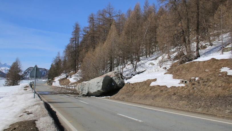 So gross wie ein Kleinwagen: Dieser tonnenschwere Felsbrocken versperrte am Freitag stundenlang die Strasse zwischen Sils und Maloja. So gross wie ein Kleinwagen: Dieser tonnenschwere Felsbrocken versperrte am Freitag stundenlang die Strasse zwischen Sils und Maloja.