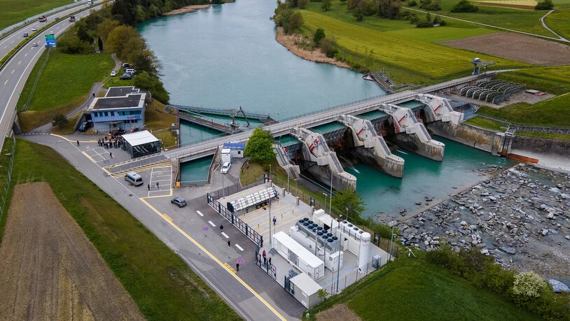 Bereit für die Produktion: In den Containern links im Bild direkt beim Wasserkraftwerk Reichenau in Domat/Ems wird jetzt grüner Wasserstoff hergestellt. Bereit für die Produktion: In den Containern links im Bild direkt beim Wasserkraftwerk Reichenau in Domat/Ems wird jetzt grüner Wasserstoff hergestellt.