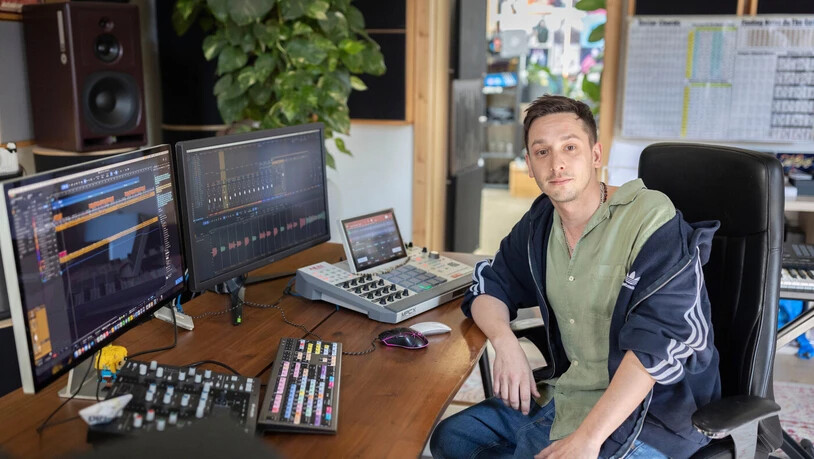 Hier produziert er bis in die Morgenstunden: Marc Auer komponiert und liefert von seinem Studio in Netstal Beats an internationale Künstlerinnen und Künstler. Hier produziert er bis in die Morgenstunden: Marc Auer komponiert und liefert von seinem Studio in Netstal Beats an internationale Künstlerinnen und Künstler.