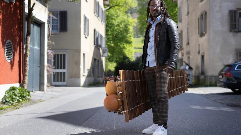 Unterwegs im Dorf: Massa Kone tritt an vielen Festen im Glarnerland auf. 