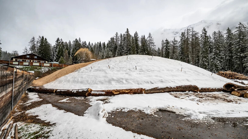 Am Mittwoch 17. April 2024 wurde in der Rolandarena in Lenz/Lantsch Schnee für die nächste Saison mit Holzschnitzeln zugedeckt, damit er so konserviert wird. Snowfarming nennt man diesen Prozess, der an verschiedenen Destinationen in Europa angewandt wird, um jeweils früh in die Langlaufsaison starten zu können.


Bild Dani Ammann
