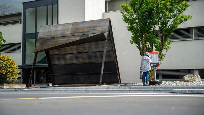 Bushaltestelle oder moderne Kunst: Entlang der Via Nova in Domat/Ems werden neue Bushaltestellen platziert. Bei der Haltestelle Tuma Platta fehlt noch das seitliche Vogelschutzglas und eine Holzbank Bushaltestelle oder moderne Kunst: Entlang der Via Nova in Domat/Ems werden neue Bushaltestellen platziert. Bei der Haltestelle Tuma Platta fehlt noch das seitliche Vogelschutzglas und eine Holzbank