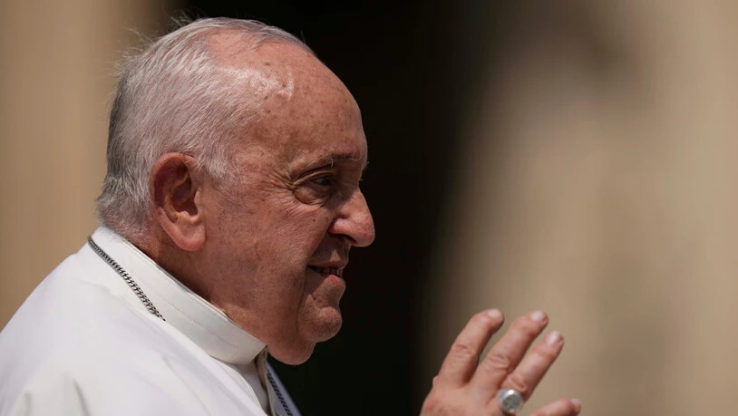 Drückt sich des Öfteren unglücklich aus: Papst Franziskus winkt beim Verlassen der Kirche nach der wöchentlichen Generalaudienz seinen Anhängern auf dem Petersplatz zu. Drückt sich des Öfteren unglücklich aus: Papst Franziskus winkt beim Verlassen der Kirche nach der wöchentlichen Generalaudienz seinen Anhängern auf dem Petersplatz zu.