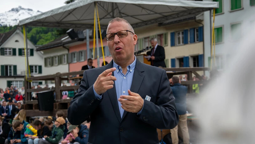 Anspruchsvolles Gestikulieren: Renato Pesavento muss schnell sein, um mit dem Tempo der Rednerinnen und Redner mitzuhalten. Anspruchsvolles Gestikulieren: Renato Pesavento muss schnell sein, um mit dem Tempo der Rednerinnen und Redner mitzuhalten.