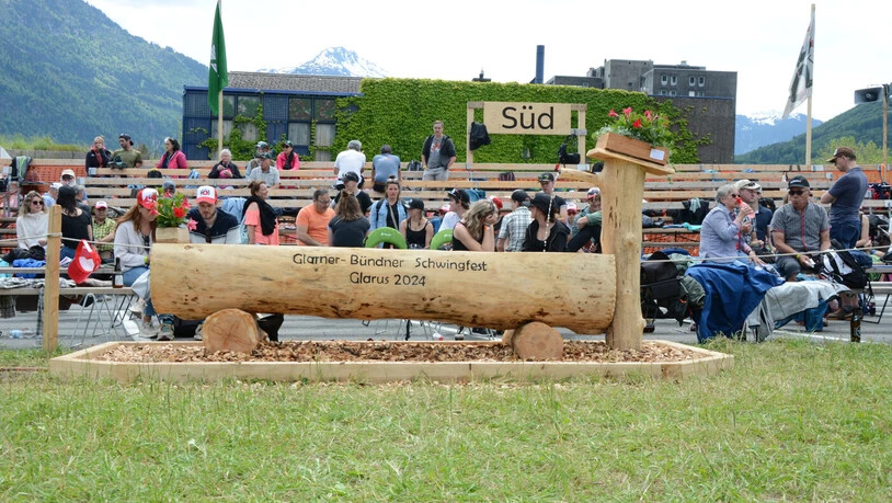 Drei Meter lang und rund eineinhalb Meter hoch: Der Brunnen am Glarner-Bündner Kantonalschwingfest nimmt etwas Platz ein. Drei Meter lang und rund eineinhalb Meter hoch: Der Brunnen am Glarner-Bündner Kantonalschwingfest nimmt etwas Platz ein.