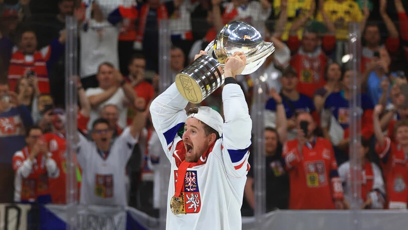 Goldener Erfolg: Lakers-Captain Roman Cervenka jubelt mit Tschechien über den Weltmeistertitel und darf den Pokal als Erster in die Luft stemmen. Goldener Erfolg: Lakers-Captain Roman Cervenka jubelt mit Tschechien über den Weltmeistertitel und darf den Pokal als Erster in die Luft stemmen.