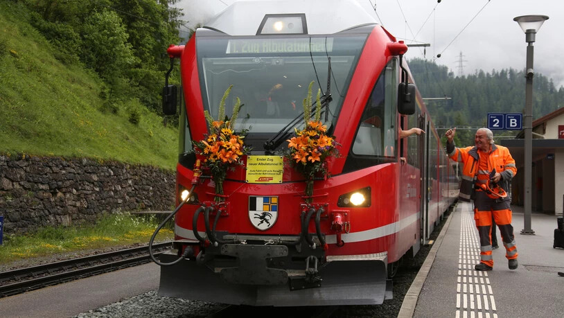Premiere: Der erste Zug, der durch den neuen Albulatunnel fährt, ist mit Blumen geschmückt. 