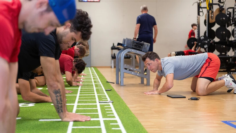 Vor- und Nachmachen: Carlo Janka (rechts) versucht trotz vieler Spieler den Überblick zu behalten. Vor- und Nachmachen: Carlo Janka (rechts) versucht trotz vieler Spieler den Überblick zu behalten.
