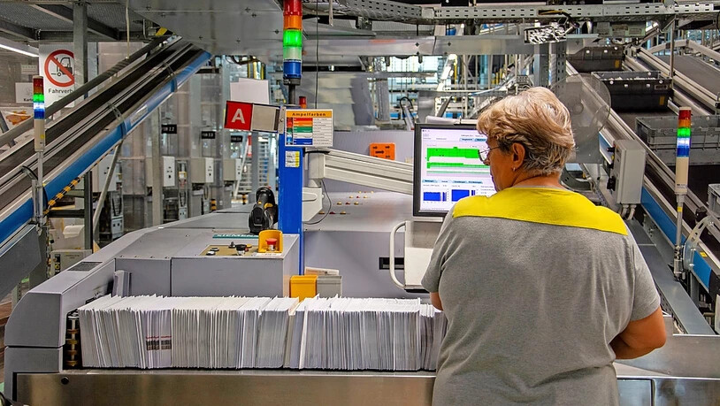 Zwischenstation Zürich: Briefpost aus Graubünden wird im Briefzentrum Mülligen sortiert. Zwischenstation Zürich: Briefpost aus Graubünden wird im Briefzentrum Mülligen sortiert.