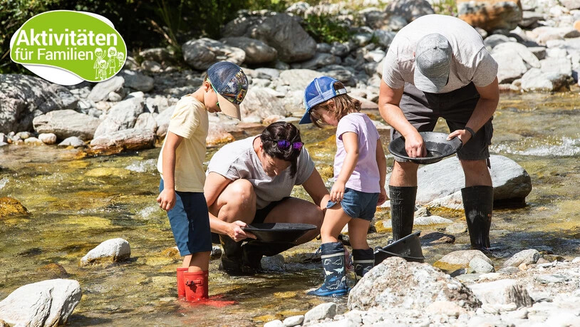 Goldrausch in Obersaxen: Eine Familie sucht im Bachbett nach Gold. Goldrausch in Obersaxen: Eine Familie sucht im Bachbett nach Gold.