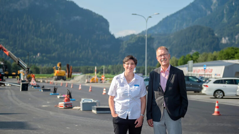 Freuen sich, bald eine Neuheit anbieten zu können: Barbara Gätzi und Flurin von Planta posieren vor der Raststätte Viamala, wo ein Ladepark für Elektrofahrzeuge entsteht. Freuen sich, bald eine Neuheit anbieten zu können: Barbara Gätzi und Flurin von Planta posieren vor der Raststätte Viamala, wo ein Ladepark für Elektrofahrzeuge entsteht.